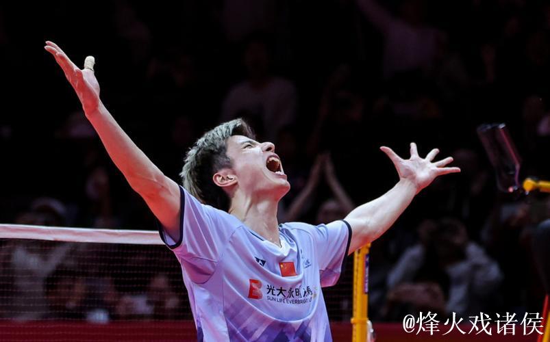 石宇奇2-1战胜周天成 两连胜挺进总决赛四强 石宇奇2-1战胜周天成 两连胜挺进总决赛四强